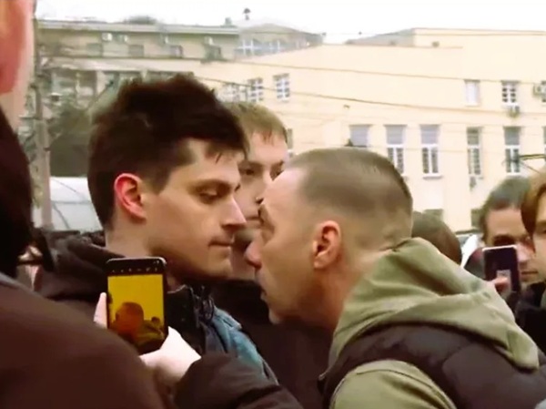 Pro-regime thug fails to intimidate student