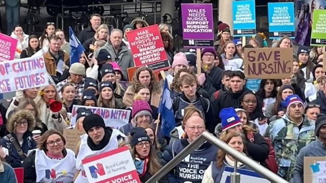 Student nurses demonstrate against closure of Cardiff University course