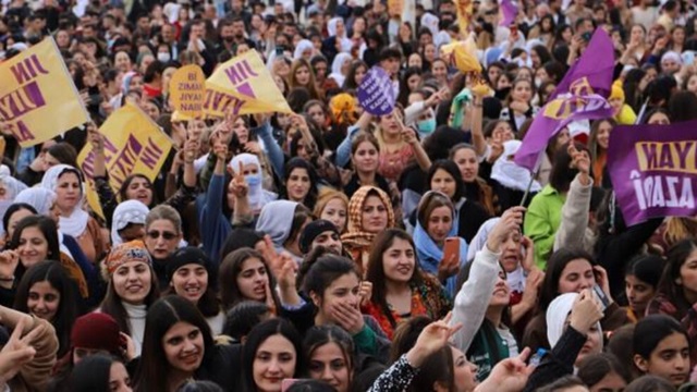 Young Kurdish women in mass demonstration