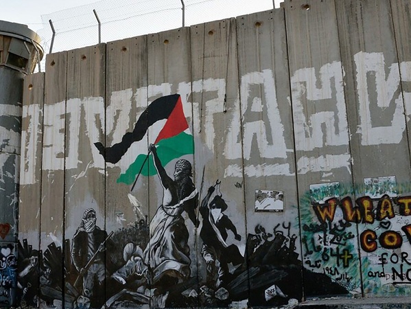 Gaza protesters waving Palestinian flag