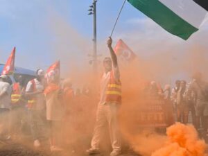 French dockers protest arms shipments to Israel