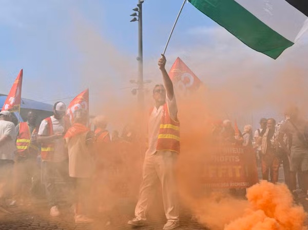 French dockers protest arms shipments to Israel