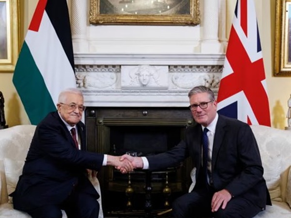 Starmer and Abbas shaking hands