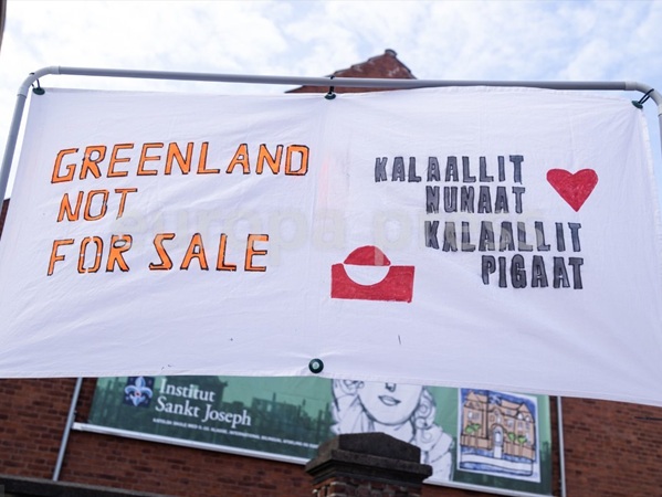 Big banner saying "Greenland not for sale" in 2 languages